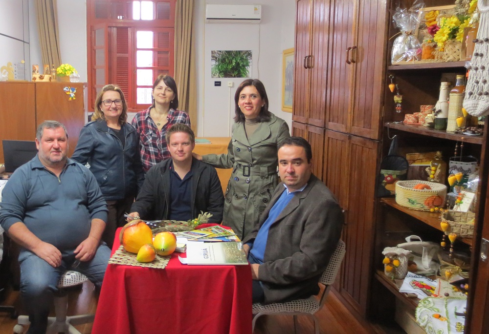 Equipe da SMEC recebe representantes de Escola de Samba de Santo Ângelo